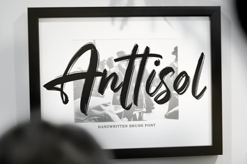Anttisol - Handwritten Brush Font