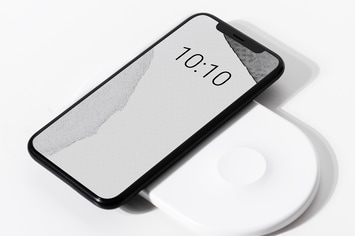 Smartphone screen mockup with wireless charger psd